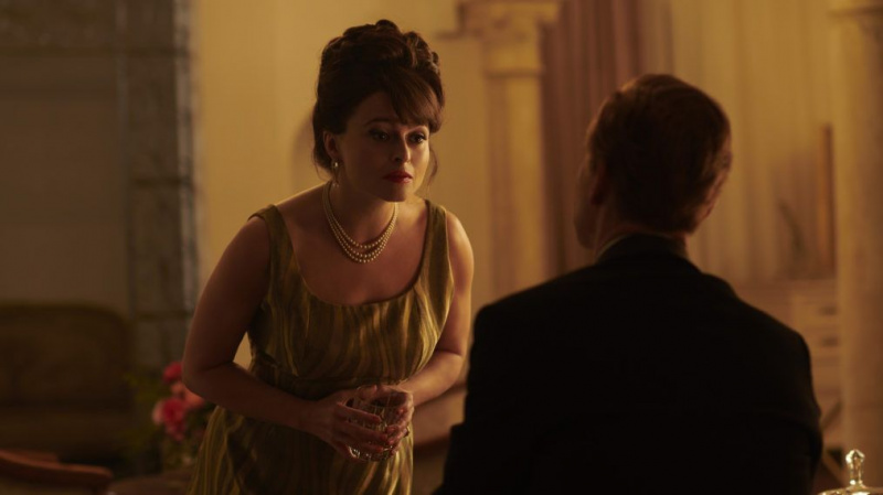'Helena Bonham Carter da coroa sobre a' responsabilidade moral 'para deixar claro que é ficção
