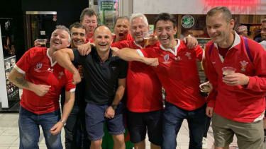 Arbitrul Jaco Peyper a fost fotografiat cu fanii din Țara Galilor după meciul cu Franța