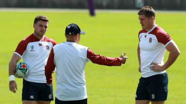 Główny trener Anglii Eddie Jones rozmawia z Georgem Fordem (po lewej) i Owenem Farrellem (po prawej)