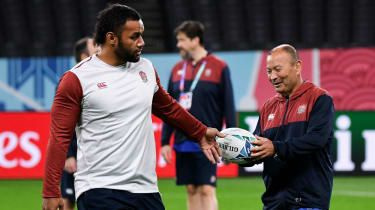 Englands huvudtränare Eddie Jones tar emot bollen från flanken Billy Vunipola under Captain
