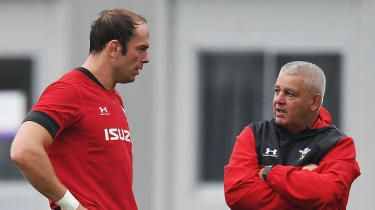 Wales kapten Alun Wyn Jones pratar med huvudtränaren Warren Gatland