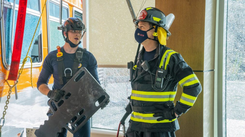 '9-1-1' startet Staffel 4, indem [Spoiler] erneut in ernsthafte Gefahr gebracht wird (RECAP)