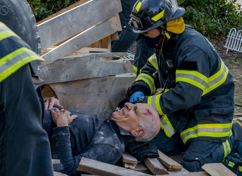 「9-1-1」スニークピーク：マイケルには新しい「裏窓」風の趣味があり、アテナには意見があります（ビデオ）