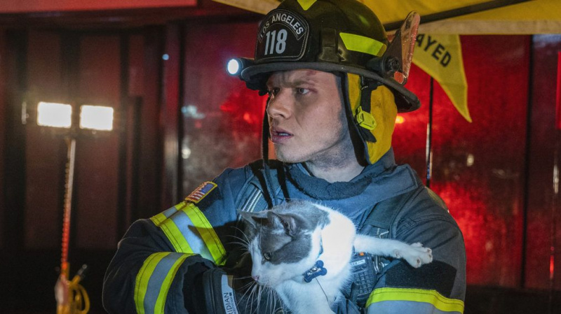 '9-1-1s Oliver Stark sier at Buck føler seg 'fast' og trenger 'lukking' med Abby