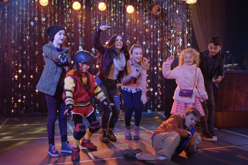 Приключенията на Disney Channel в детегледачката и Bizaardvark определят премиерни дати