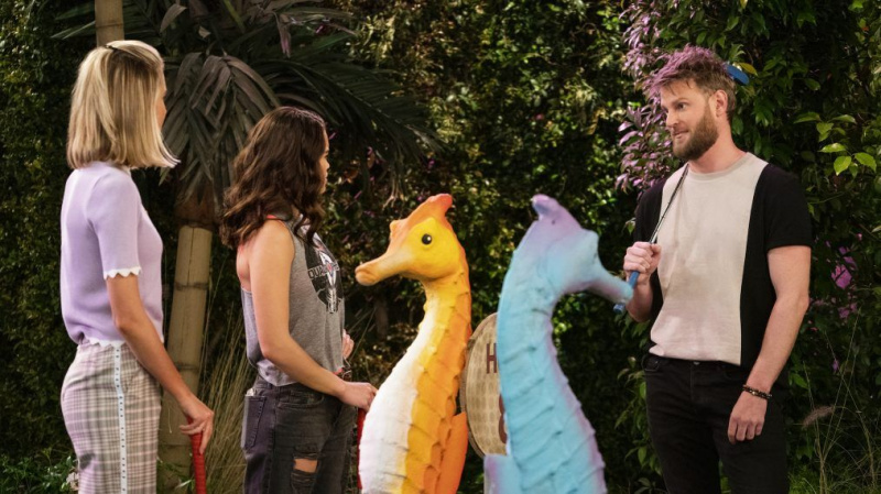 'Queer Eye's Bobby Berk Teases' Alexa & Katie 'Сезон 3 място за гости (ФОТО)