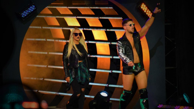 Kip Sabian e Penelope Ford em seu casamento AEW ‘Beach Break’