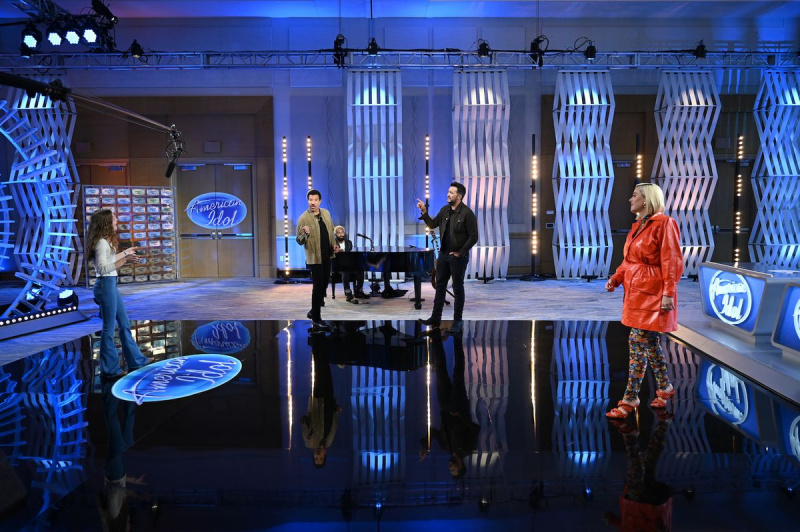 Sneak Peek di 'American Idol': i giudici mettono a proprio agio un cantante nella sala delle audizioni (VIDEO)