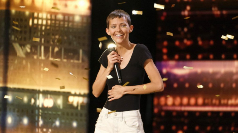 Nightbirde di America's Got Talent si ritira dalla stagione 16 a causa della battaglia contro il cancro