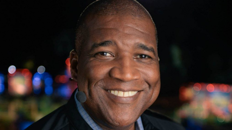 Curt Menefee „America's Top Dog” gospodarza K9 i Civilian Dogs