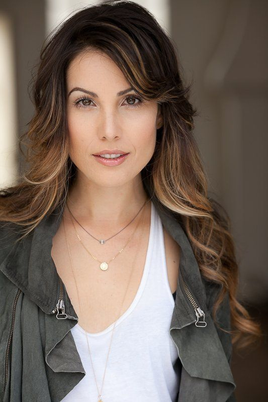 Carly Pope schießt auf den Pfeil