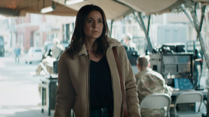 „Superman i Lois”: Emmanuelle Chriqui wyjaśnia heroiczną rolę Lany jako Supermom