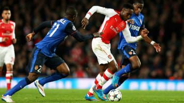 Danny Welbeck de la Arsenal este abordat de jucătorii de la Monaco
