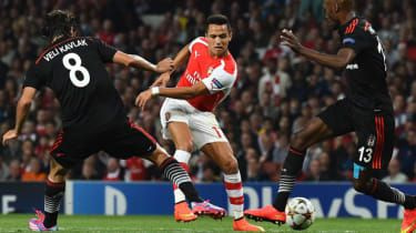 Arsenal houdt stand terwijl Sanchez Champions League-plek verdient