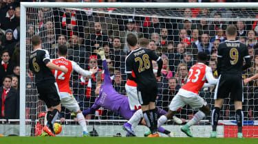 Welbeck znovu rozjíždí boj o titul, když Arsenal překonává Leicester