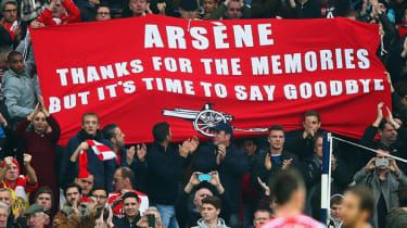 Vzbura Arsenalu: Na tribúnach sa objavuje transparent „Wenger out“.