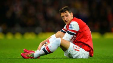 Arsenal møter Özil Barcelona-kampen mens Sagna-forhandlingene stopper