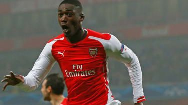 Yaya Sanogo z Arsenalu oslavuje po strelení úvodného gólu počas zápasu medzi Arsenalom a Borussiou Dortmund.