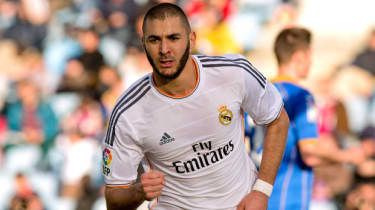 Arsenal obnovil prenasledovanie Benzemu, keď Real Madrid sledoval Suareza