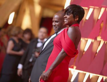 HOLLYWOOD, CA - 26 FEBRUARIE: Actorii Julius Tennon (L) și Viola Davis participă la cea de-a 89-a ediție anuală a Premiilor Academiei de la Hollywood & Highland Center pe 26 februarie 2017 la Hollywood, California.(Foto)