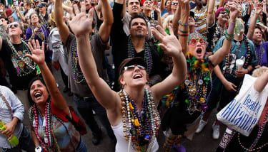 New Orleans avlopp har blivit igensatta av Mardi Gras signaturplastpärlor