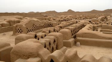 (NIEMCY OUT) Peru - Chan Chan: ruiny Chan Chan, dawnej stolicy Chimu, około 1200-1450: widok przez miasto (fot. Spiegl/ullstein bild via Getty Images)
