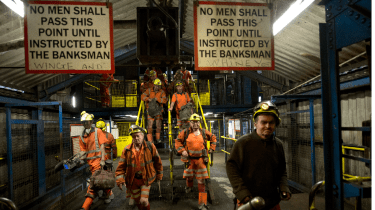 Na snímke baníci po poslednej smene v Kellingley Colliery v Spojenom kráľovstve