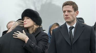 Hvad handler James Nortons nye krimi-drama McMafia om?