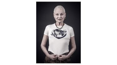 Vivienne Westwood modelează un tricou conceput de Vivienne Westwood pentru colecția Salvați Arctic, fotografiat de celebrul fotograf Andy Gotts MBE.