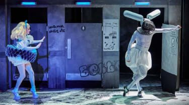 Carly Bawden ca „Alice” și Joshua Lacey ca iepure alb în Wonder.land, Royal National Theatre, Londra 2015