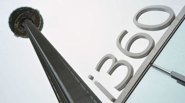 Brightonská věž i360: futuristické „vertikální molo“ nebo modernistický stožár?