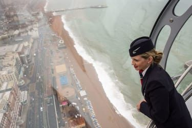 BRIGHTON, ANGLIE - 2. SRPNA: Člen personálu British Airways se dívá z kabiny pro cestující i360 během tiskové ukázky 2. srpna 2016 v Brightonu, Anglie. The British Airways i360, des