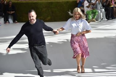 PARÍŽ, FRANCÚZSKO – 23. JÚNA: Kim Jones (L) kráča po dráhe počas prehliadky pánskeho oblečenia Dior Homme na jar/leto 2019 v rámci Parížskeho týždňa módy 23. júna 2018 v Paríži vo Francúzsku.(Foto: Stephane