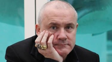 Το Two Weeks One Summer του Damien Hirst είναι σαν την «τέχνη του δικτάτορα»