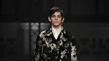 Sarah Burton praat over McQueen herenkleding