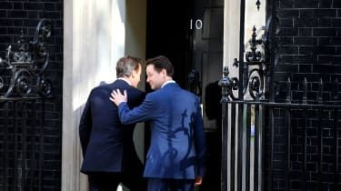 Clegg og Cameron uden for Downing Street 10 i 2010