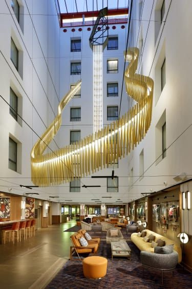Sculptură la chitară în holul Hard Rock Hotel Madrid