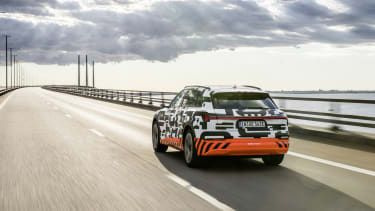 Prototipul Audi e-tron pe podul ÷resund