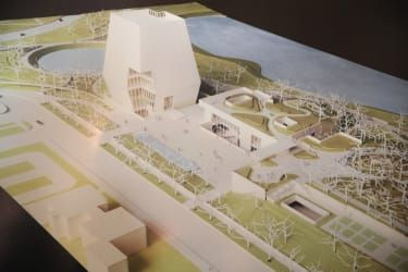 CHICAGO, IL – 3. máj: V kultúrnom centre South Shore je počas routa vystavené stvárnenie navrhovaného Obamovho prezidentského centra, ktoré sa má postaviť v neďalekom Jackson Parku.