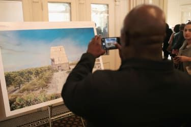 CHICAGO, IL – 3. máj: V kultúrnom centre South Shore je počas routa vystavené stvárnenie navrhovaného Obamovho prezidentského centra, ktoré sa má postaviť v neďalekom Jackson Parku.