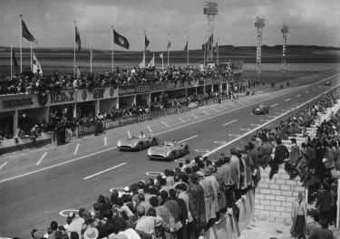 Karl Kling fra Tyskland (i bil nummer 20, i midten, til højre) og Juan-Manuel Fangio fra Argentina, der begge kører Mercedes W196 STR-biler, fører løbet ved det franske Grand Prix i Reims, Frankrig, 4.