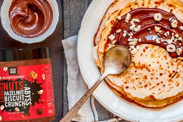 Protein Works smērēts uz galda ar krepu
