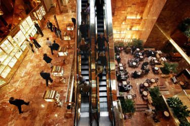 NEW YORK, SPOJENÉ ŠTÁTY: nakupujúci a hostia navštívia Trump Tower na 5. avenue na Manhattane 29. októbra 2004. New York