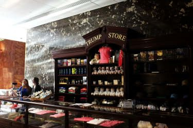 NEW YORK, NY – 22. júla: Obchod so suvenírmi v budove Trump Tower je zobrazený na 5. Avenue 22. júla 2015 v New Yorku. Donald Trump, ktorý kandiduje na prezidenta na základe republikánskeho lístka,