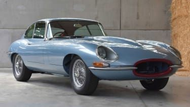 E-Type UK atjaunoja 1964. gada Jaguar E-type Series 1 3.8 FHC šķūni.