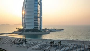 Zlaté piesky pláže medzi Burj Al Arab a Jumeirah Beach Hotel v Dubaji, Spojené arabské emiráty