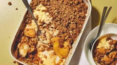 Butterscotch apple crumble recept taget från Poppy Cooks: The Food You Need av Poppy O