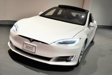 Los Angeles, Kalifornia - 04 sierpnia: Tesla na wystawie podczas 4moms Car Seat inauguracji w Petersen Automotive Museum 4 sierpnia 2016 r. w Los Angeles w Kalifornii. (Zdjęcie: Araya Diaz/Getty Ima