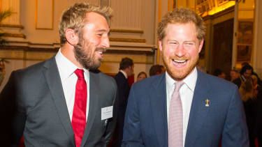 LONDEN, VERENIGD KONINKRIJK - OKTOBER 12: Engeland Rugby Union-kapitein Chris Robshaw (links) spreekt met Prins Harry op een receptie in Buckingham Palace op 12 oktober 2015 in Londen, United Kingdo