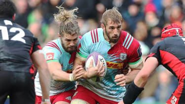 EDINBURGH, SCHOTLAND - 22 OKTOBER: Chris Robshaw van Harlequins rijdt vooruit met de bal tijdens de European Rugby Challenge Cup-wedstrijd tussen Edinburgh en Harlequins in Murrayfield Stadium